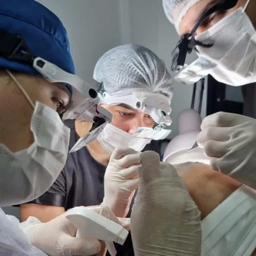 Especialistas em Transplante Capilar realizando o procedimento Cirúrgico.
